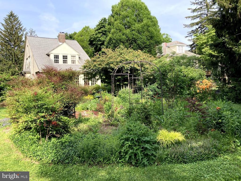 215 N PROVIDENCE ROAD