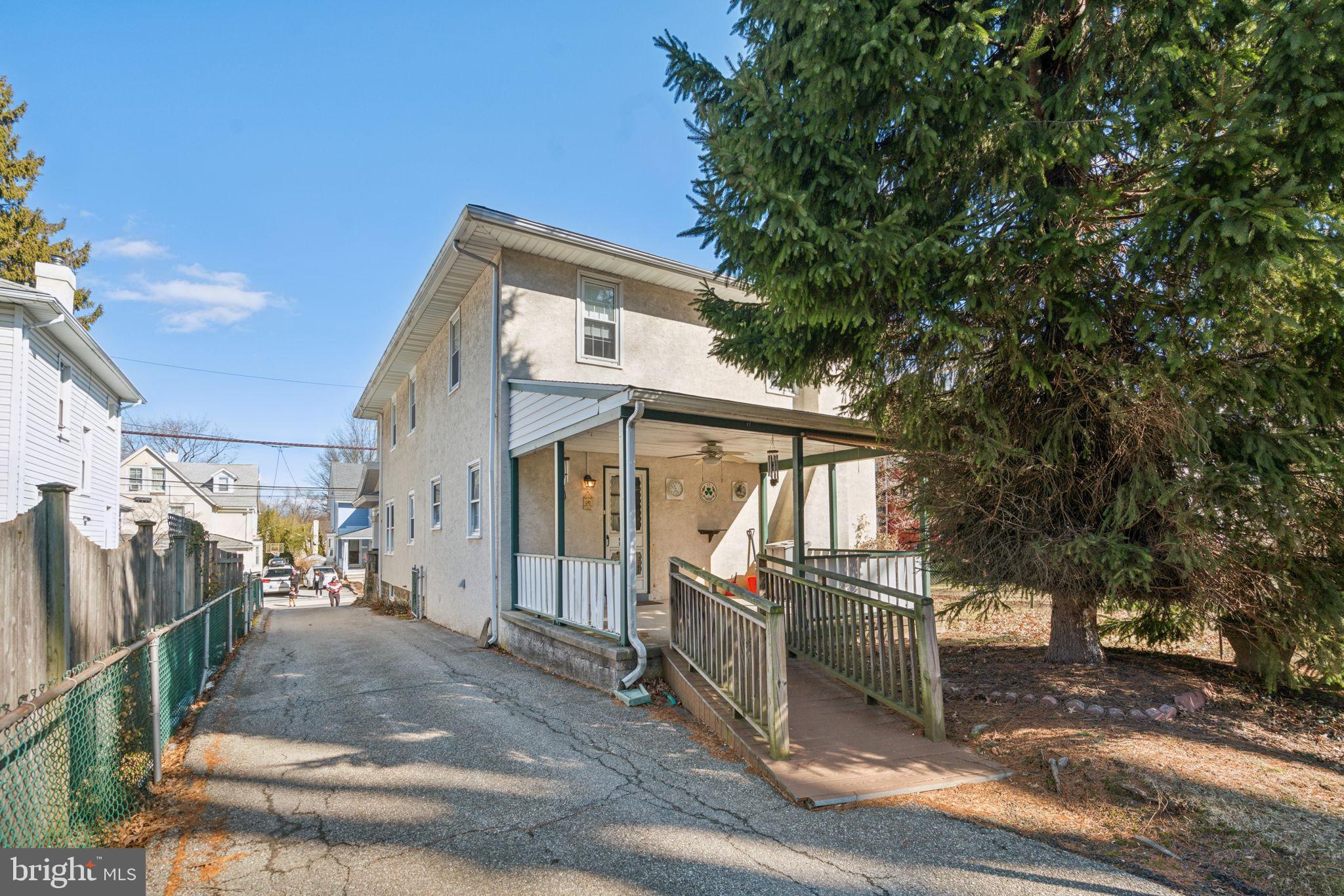 426 W BEECHTREE LANE