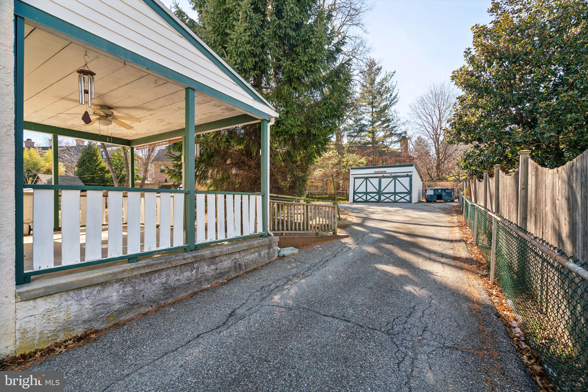 426 W BEECHTREE LANE