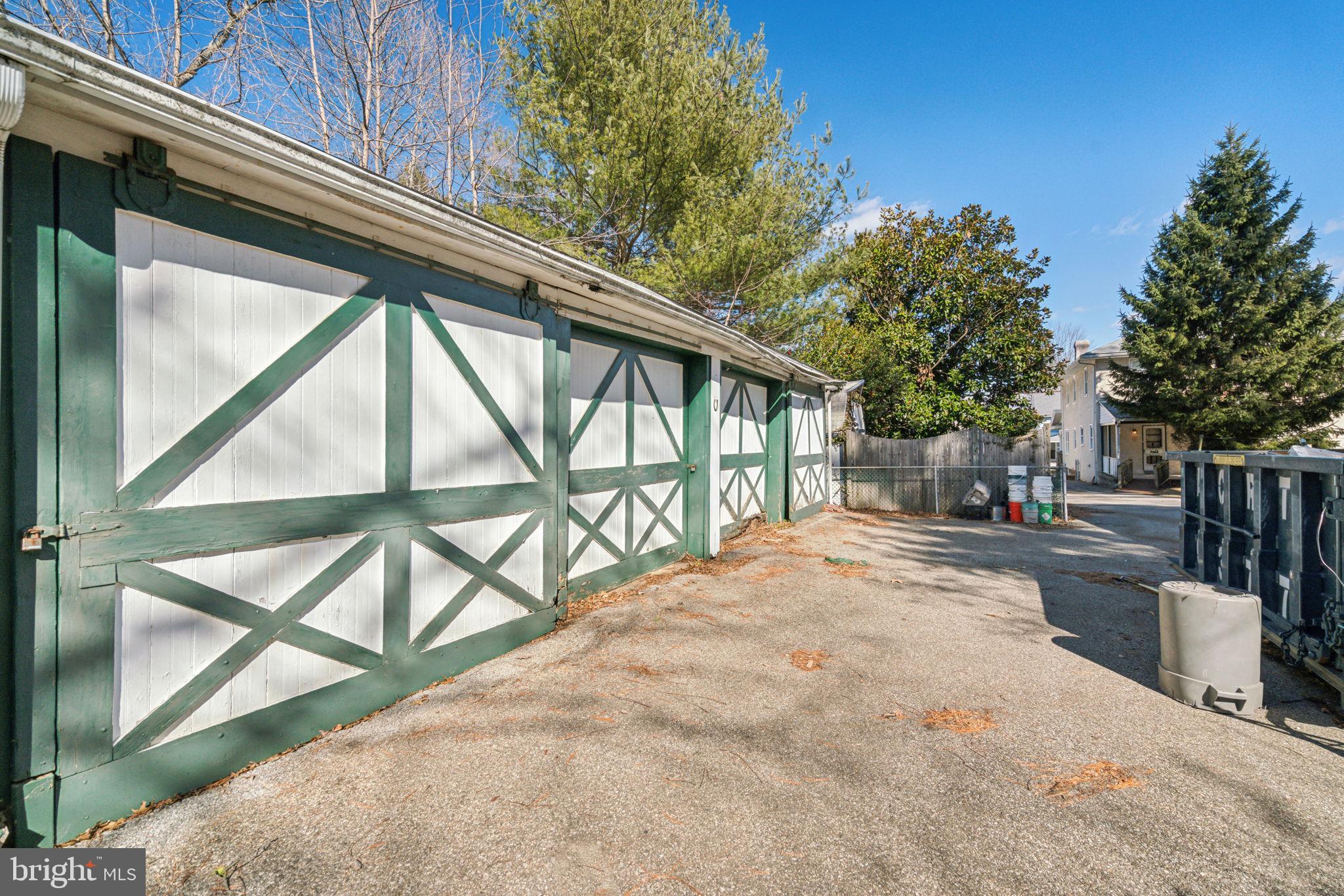 426 W BEECHTREE LANE