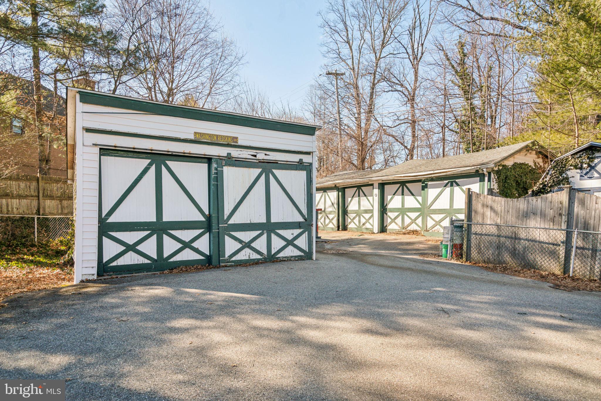 426 W BEECHTREE LANE