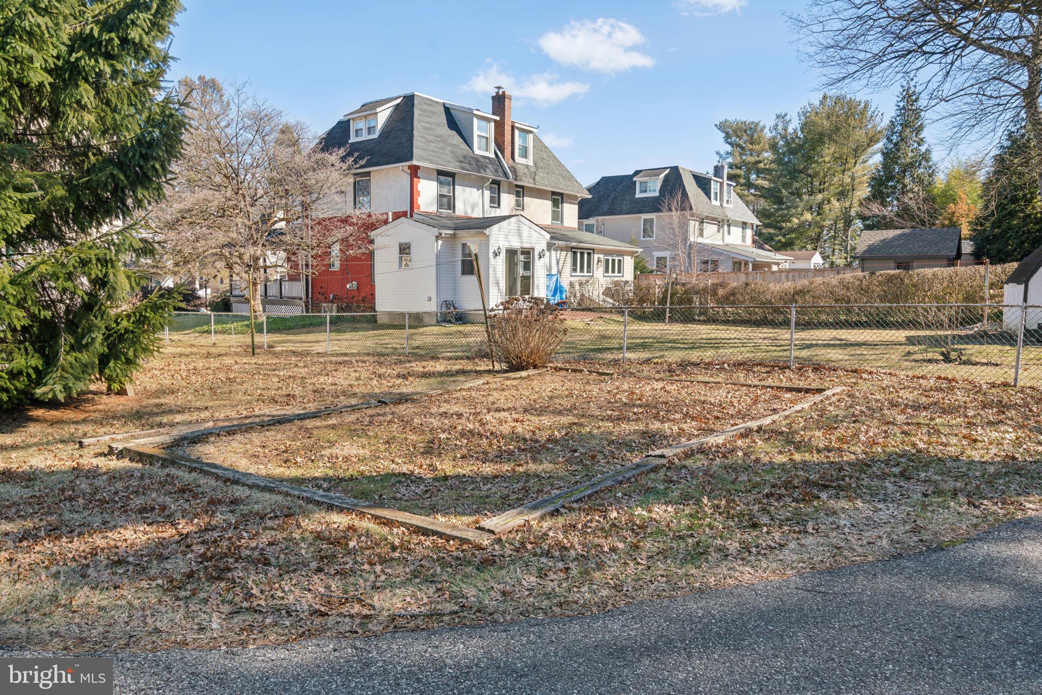 426 W BEECHTREE LANE