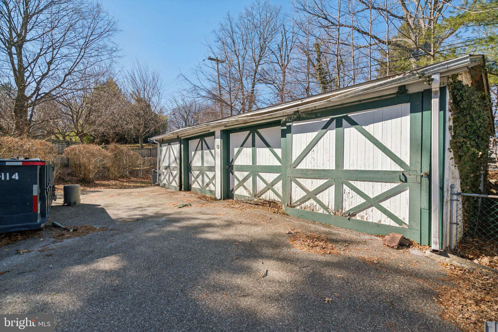 426 W BEECHTREE LANE