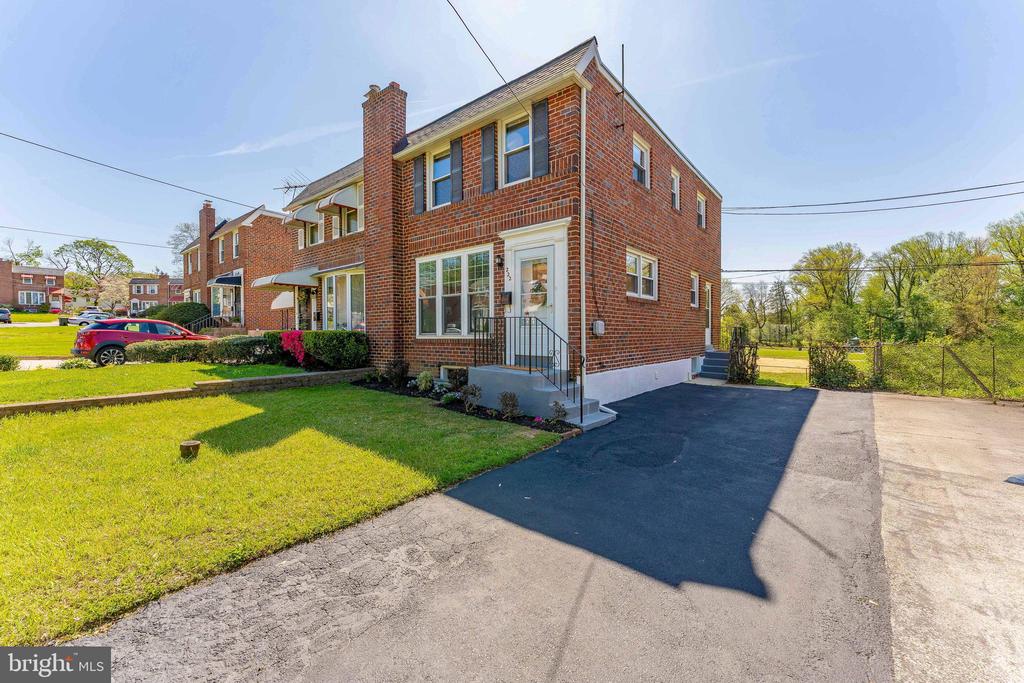 222 EMERALD LANE