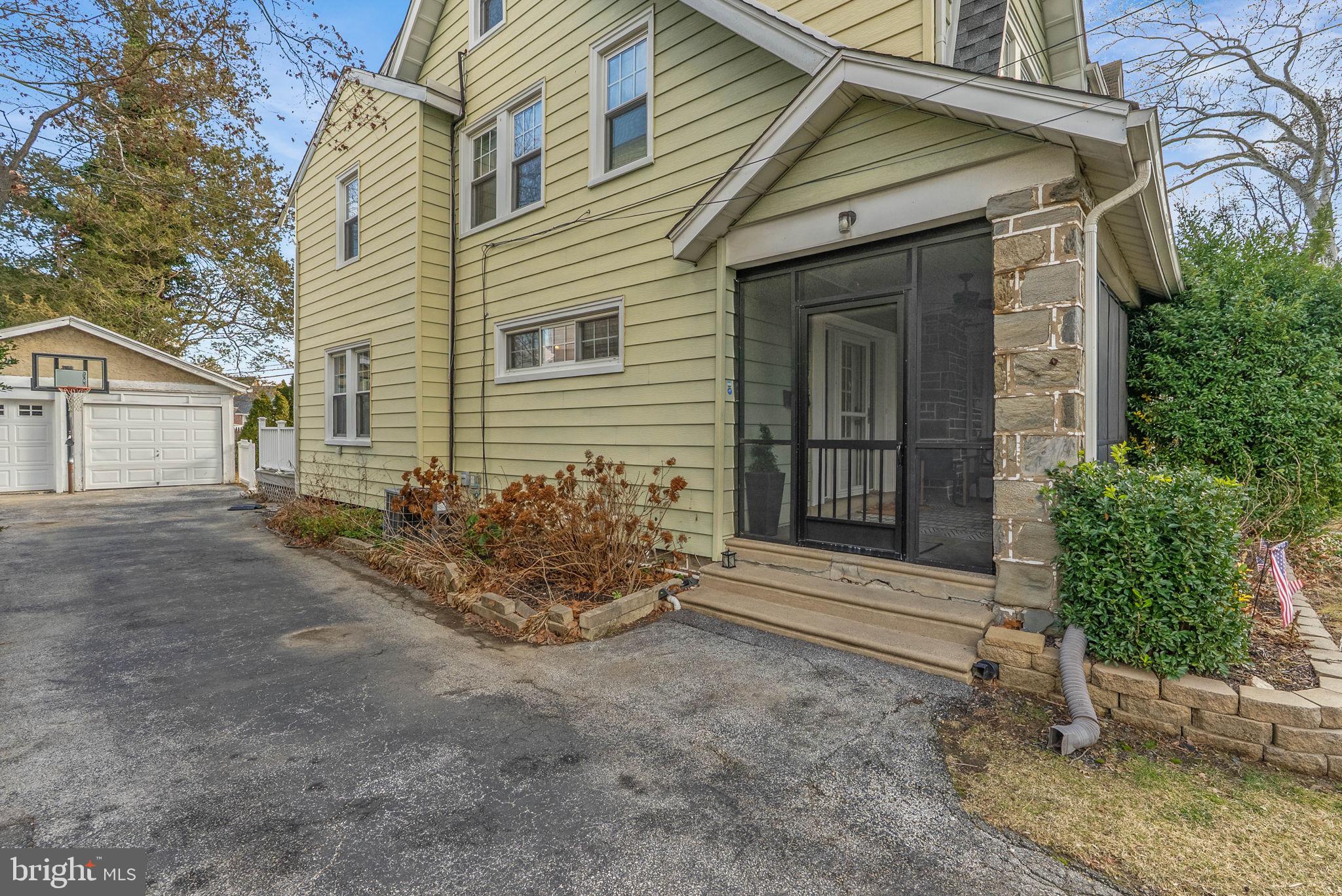 637 COUNTRY CLUB LANE