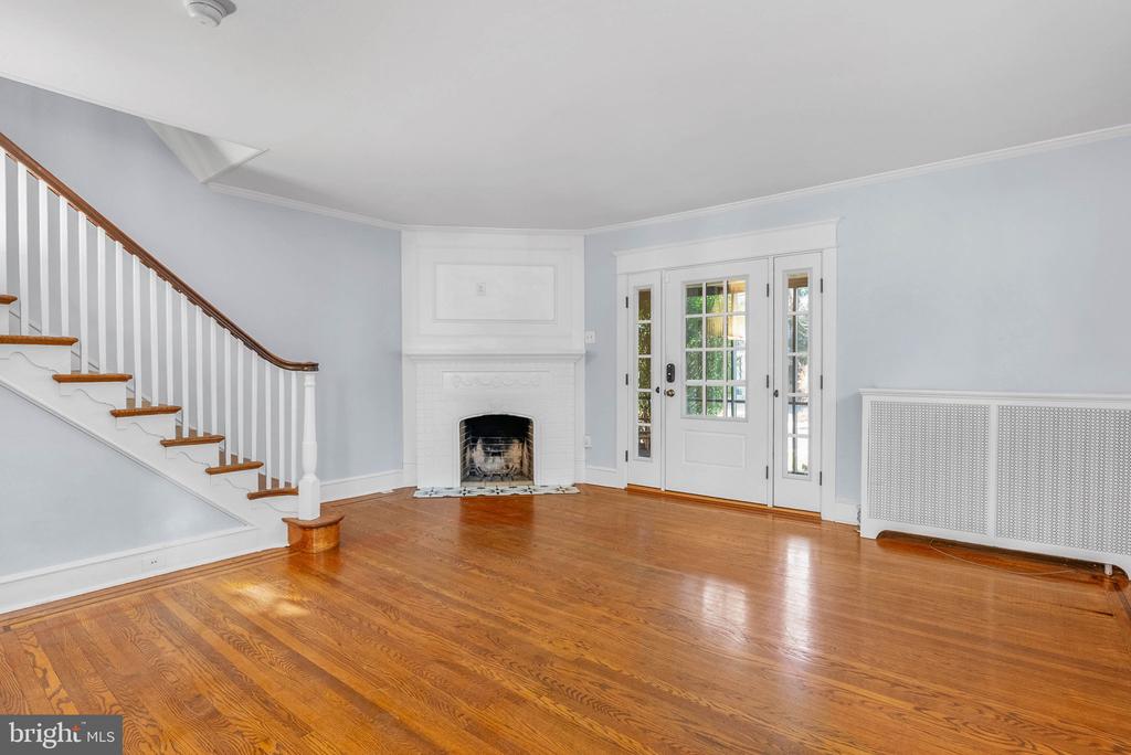 637 COUNTRY CLUB LANE