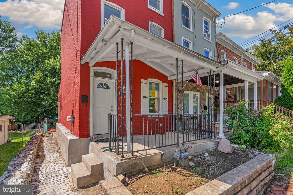905 MULBERRY STREET