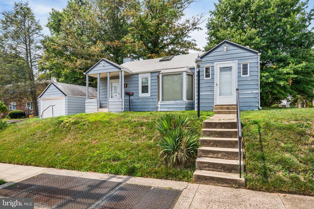 919 and 933 E MERMAID LANE