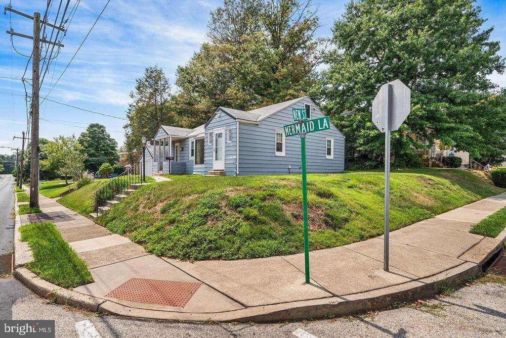 933 E MERMAID LANE