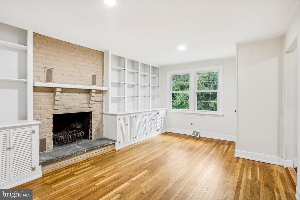 8326 ELLISTON