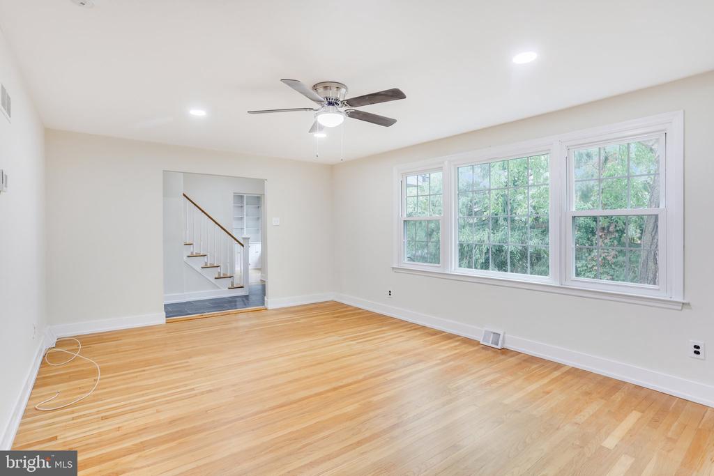 8326 ELLISTON