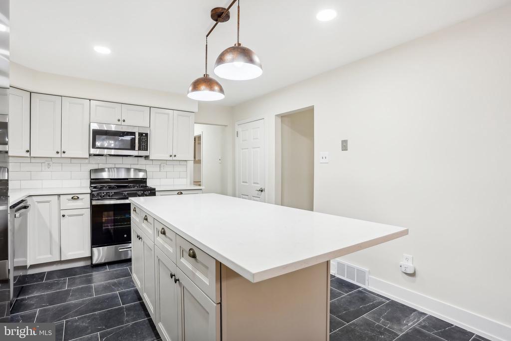 8326 ELLISTON