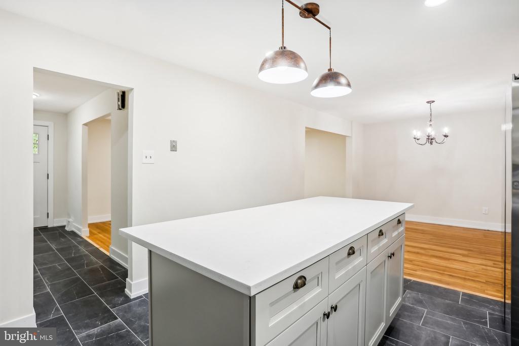 8326 ELLISTON