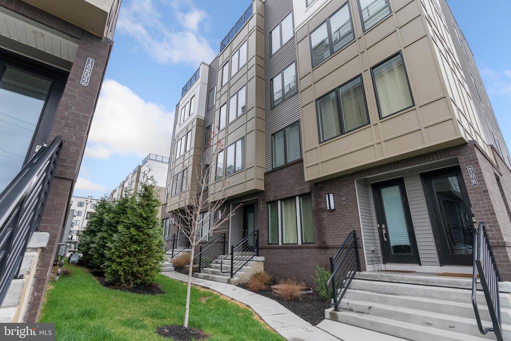 704 BREWSTER ALLEY