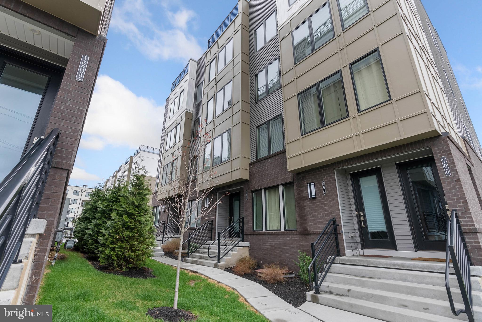 704 BREWSTER ALLEY