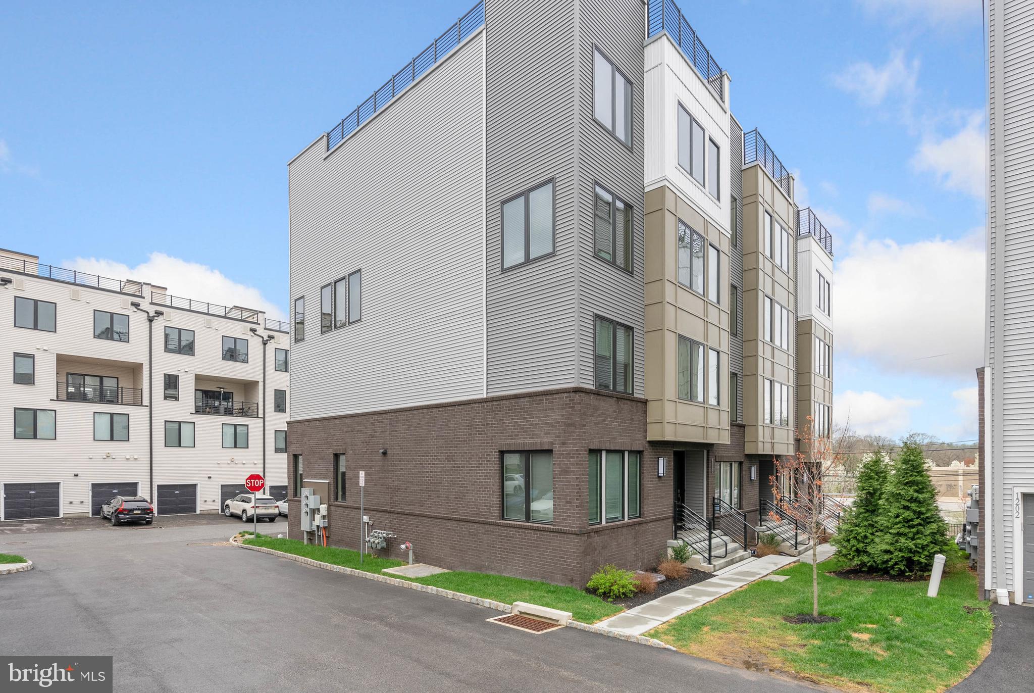 704 BREWSTER ALLEY