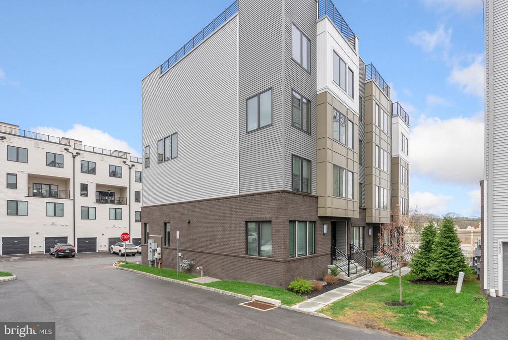 704 BREWSTER ALLEY
