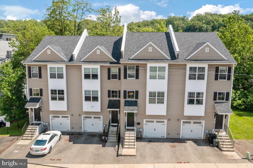 605 APPLE STREET