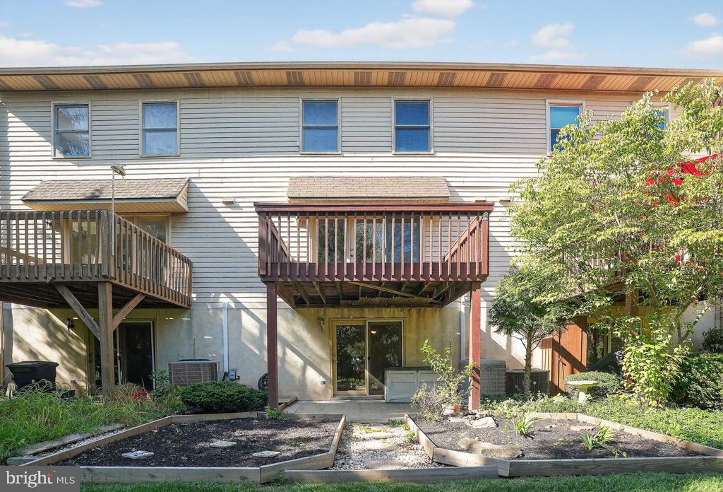 3929 SENECA COURT