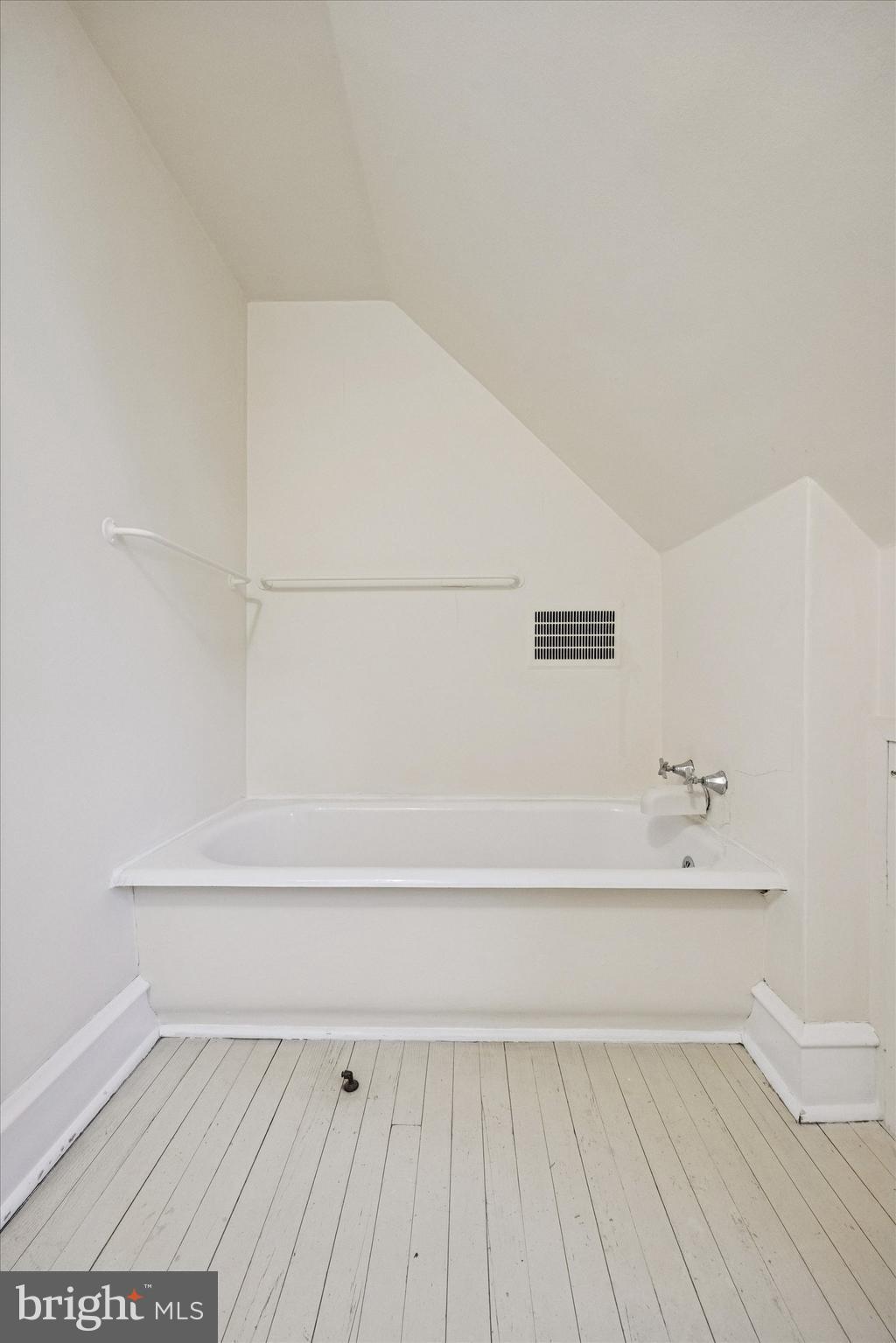 1039 WELLINGTON ROAD