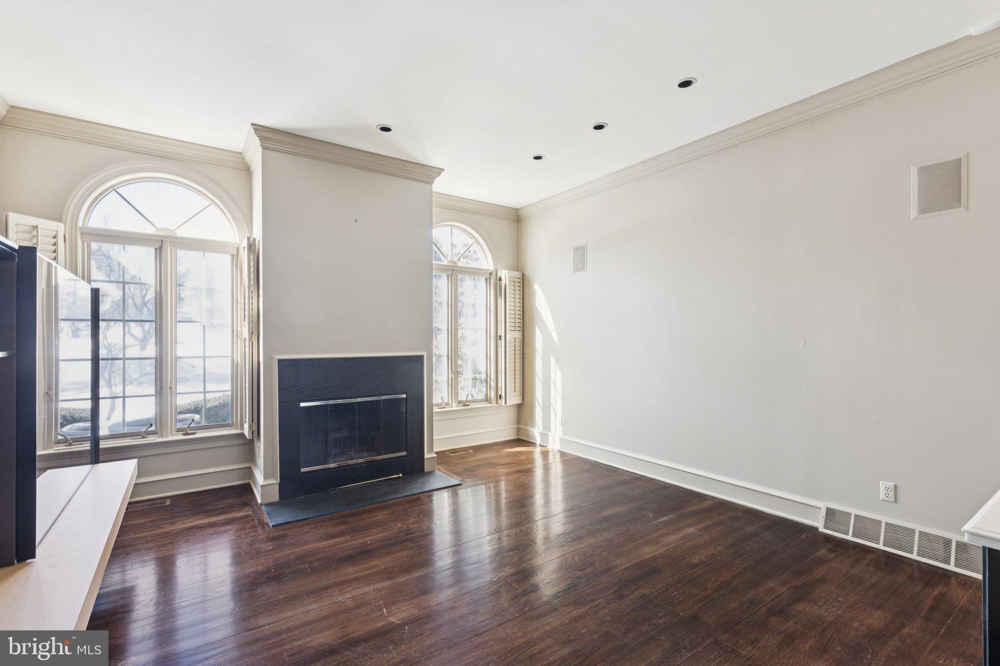 821 OXFORD CREST