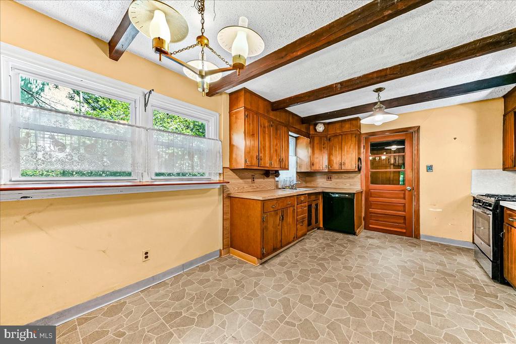4 E LODGES LANE