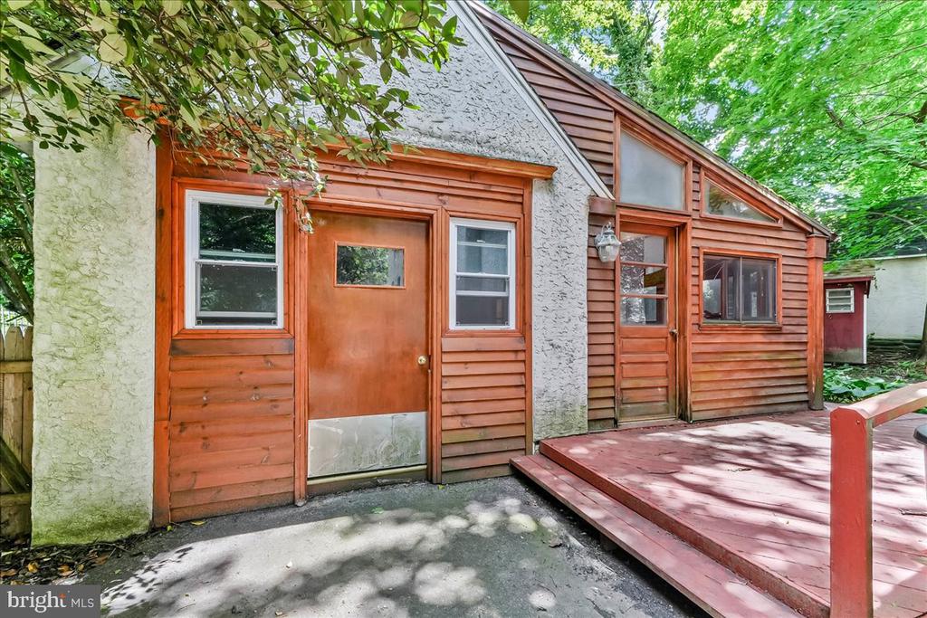 4 E LODGES LANE
