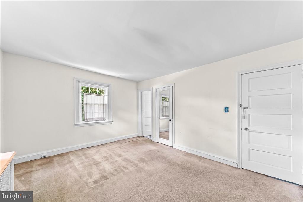 4 E LODGES LANE