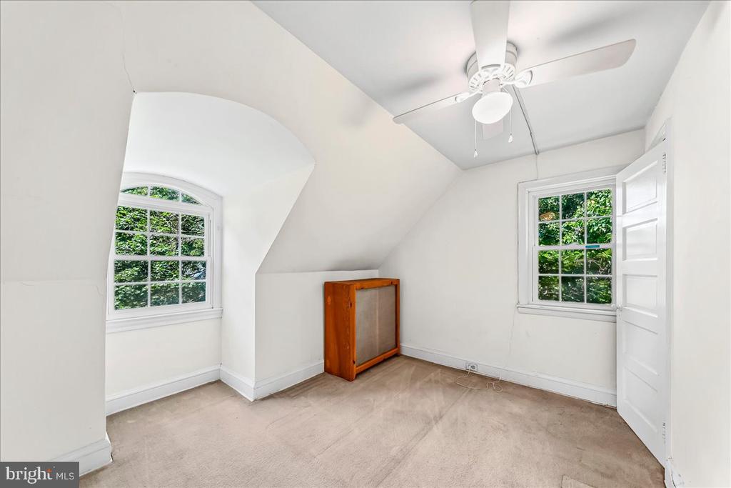 4 E LODGES LANE