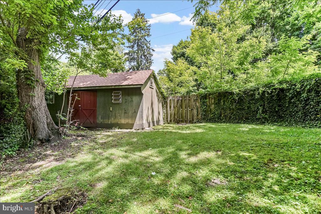 4 E LODGES LANE