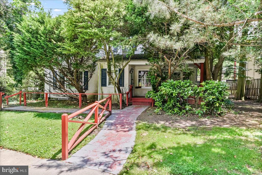 4 E LODGES LANE