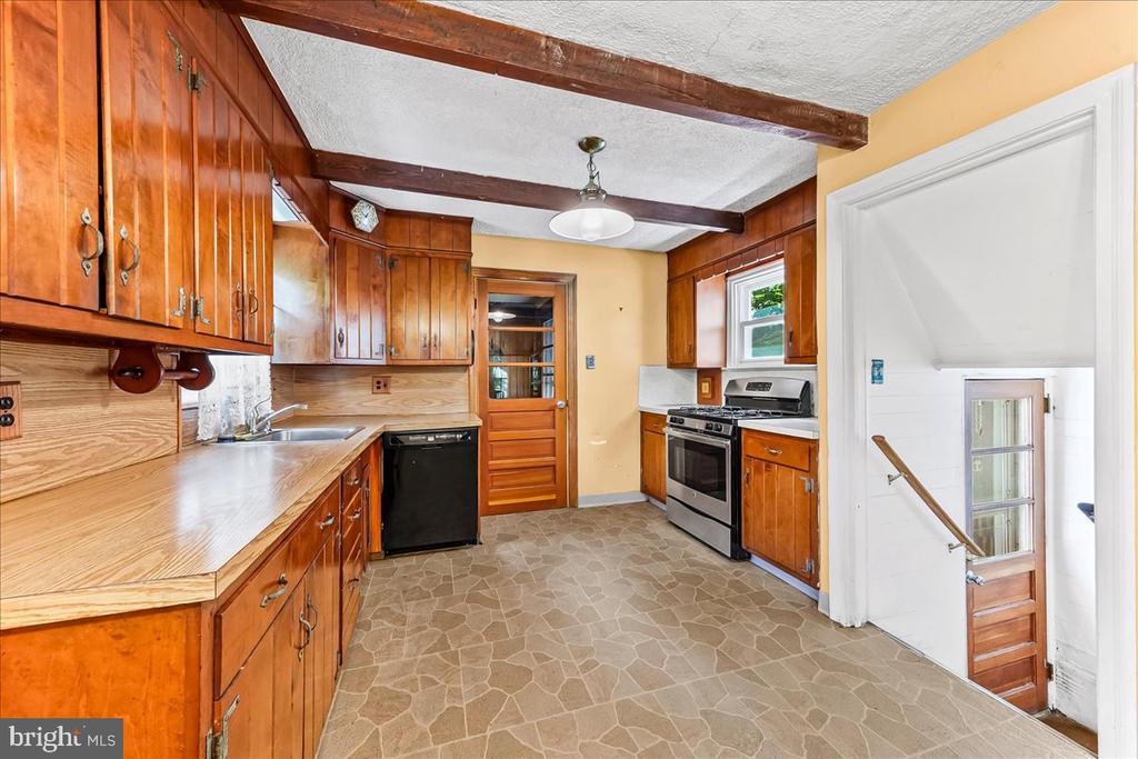 4 E LODGES LANE