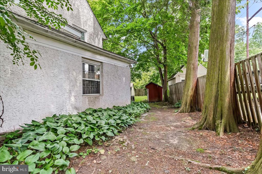 4 E LODGES LANE