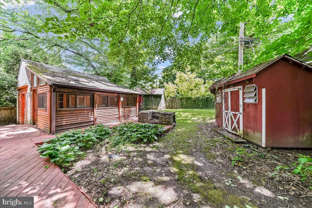 4 E LODGES LANE