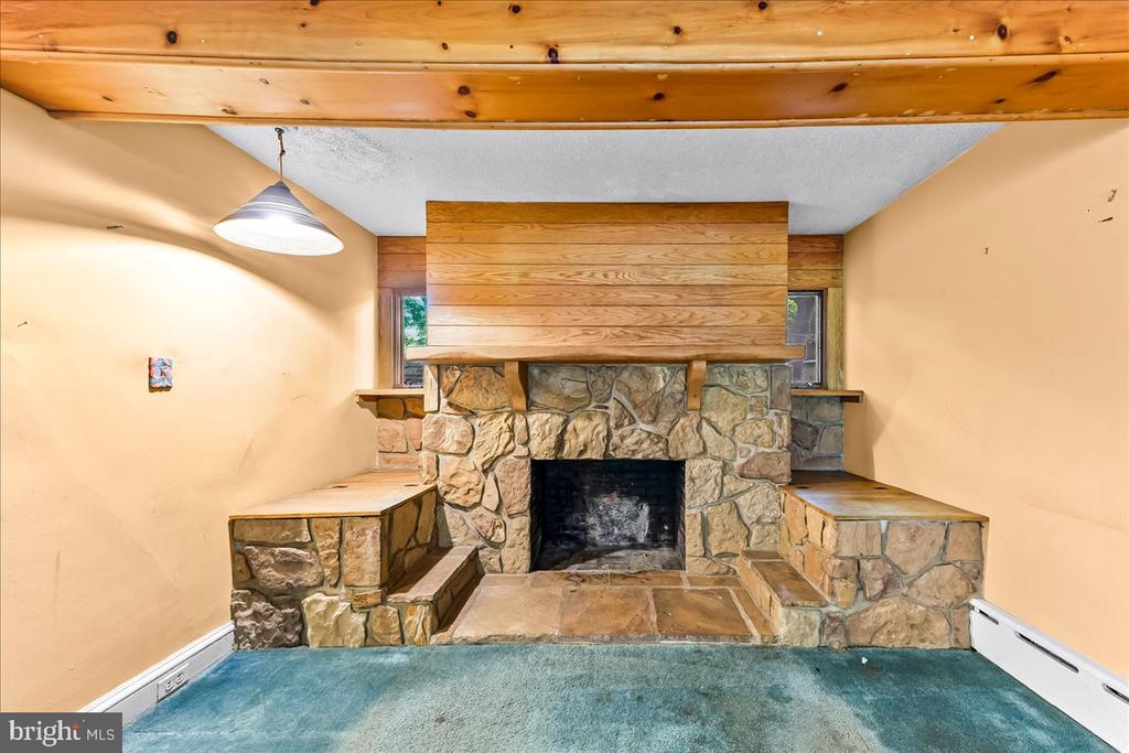 4 E LODGES LANE