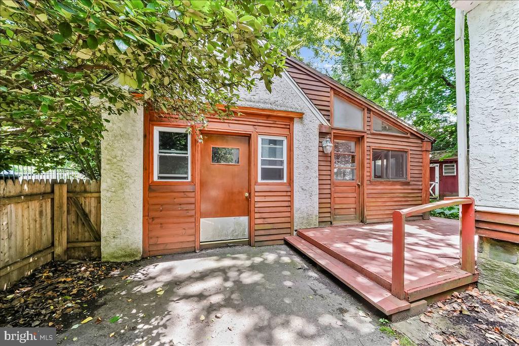4 E LODGES LANE
