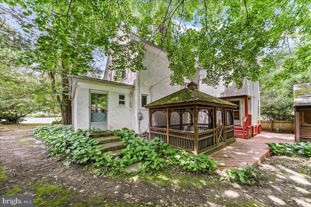 4 E LODGES LANE