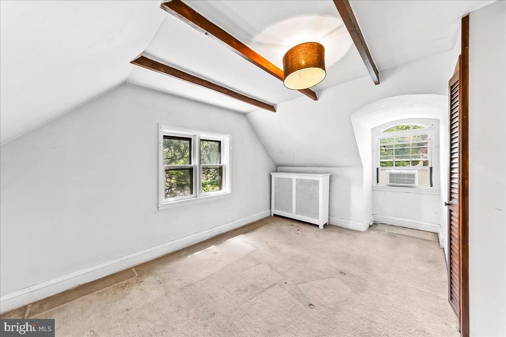 4 E LODGES LANE