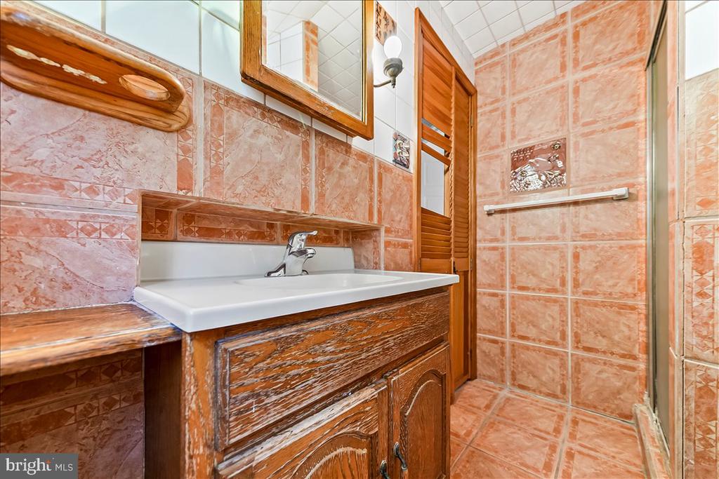 4 E LODGES LANE