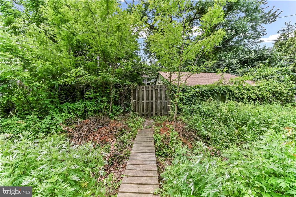 4 E LODGES LANE