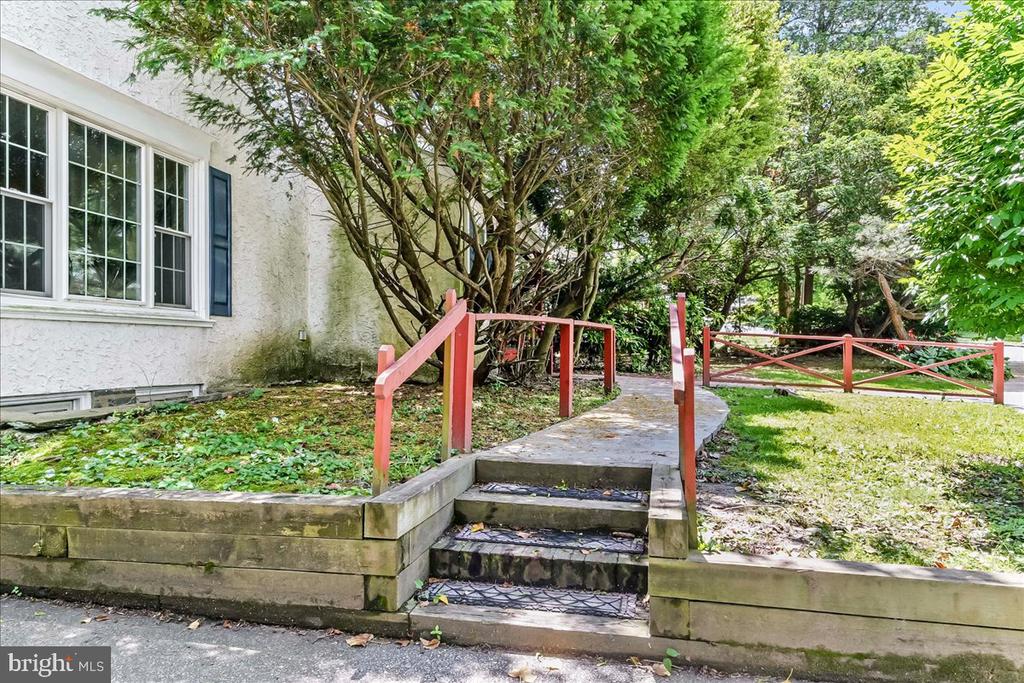 4 E LODGES LANE