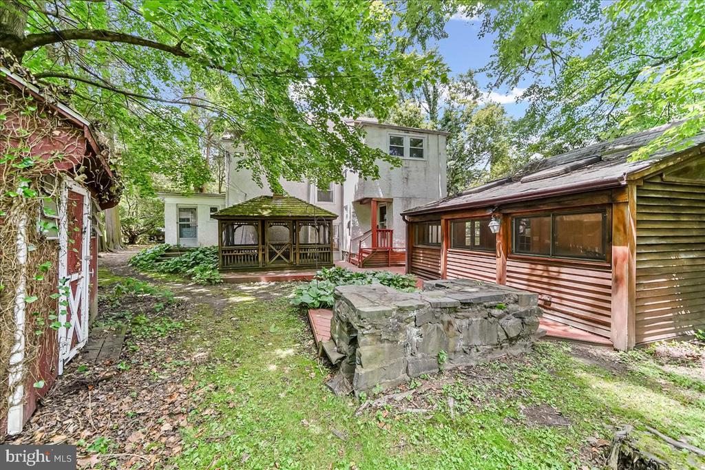 4 E LODGES LANE
