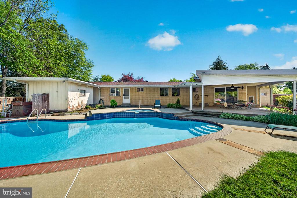 2615 DOGWOOD LANE