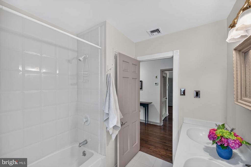 1815 GREEN BRIAR DRIVE Unit:           