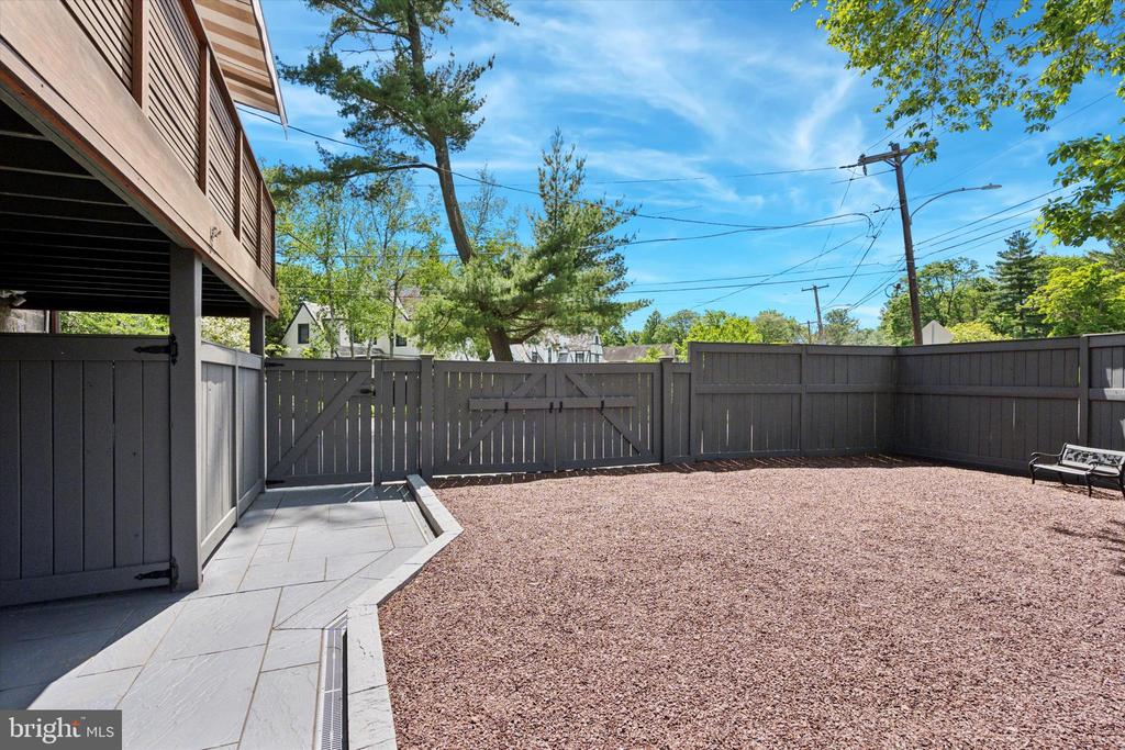 1202 W WYNNEWOOD ROAD 1