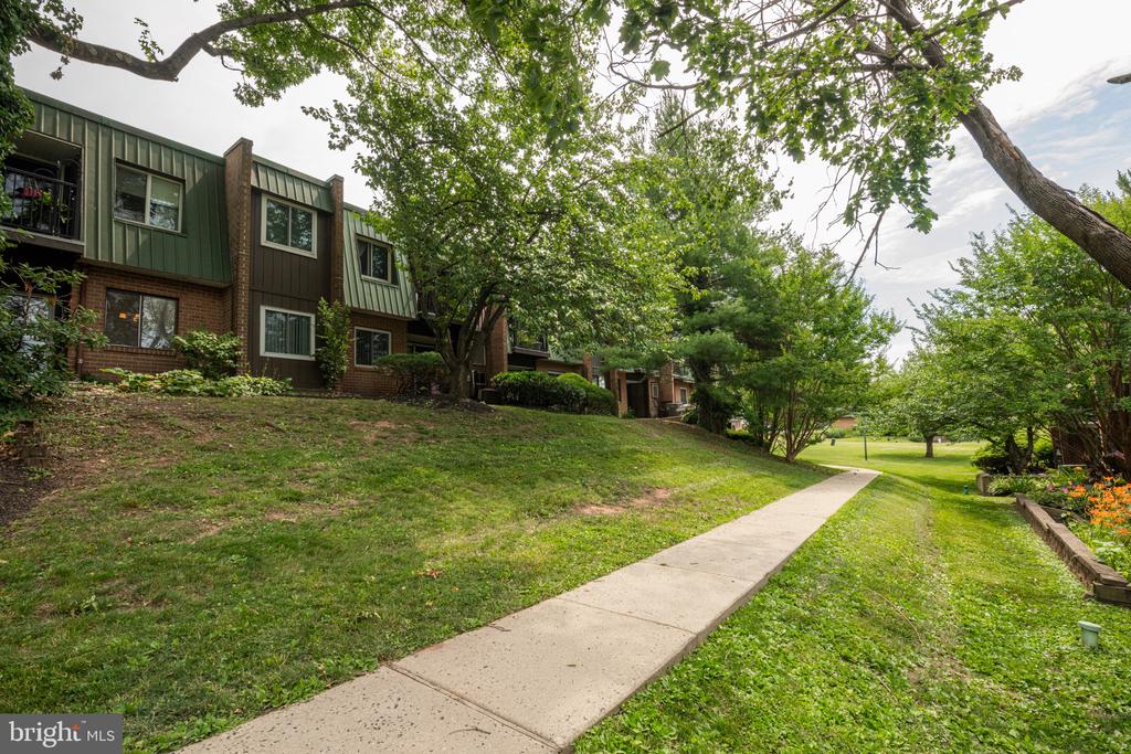 823 MEADOWVIEW LANE Unit: 823