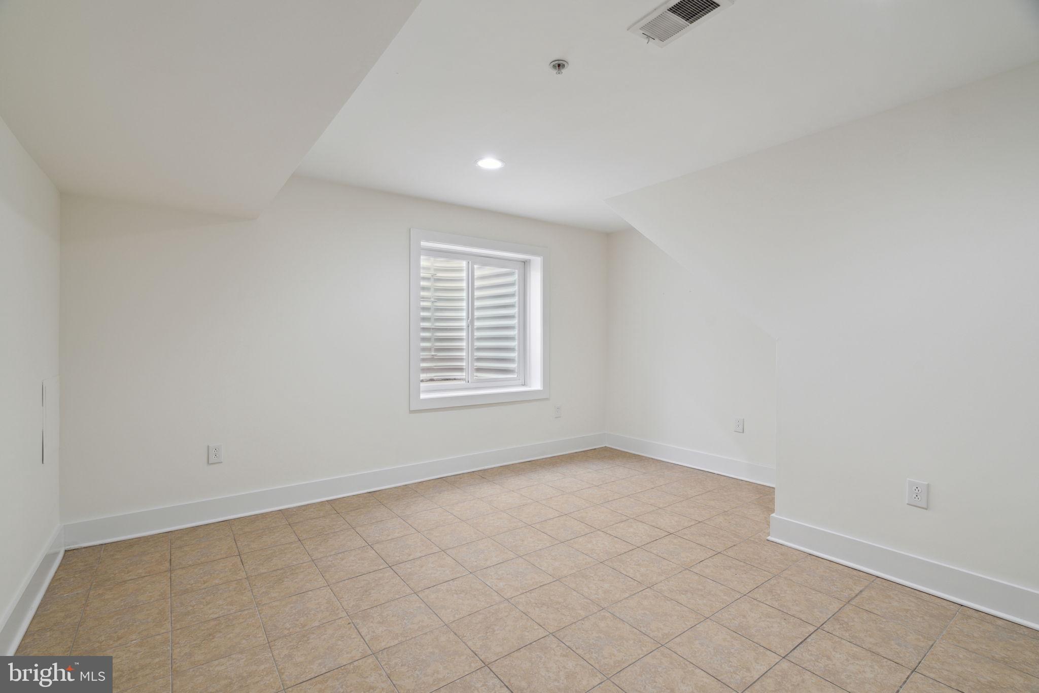 1110 LEOPARD STREET