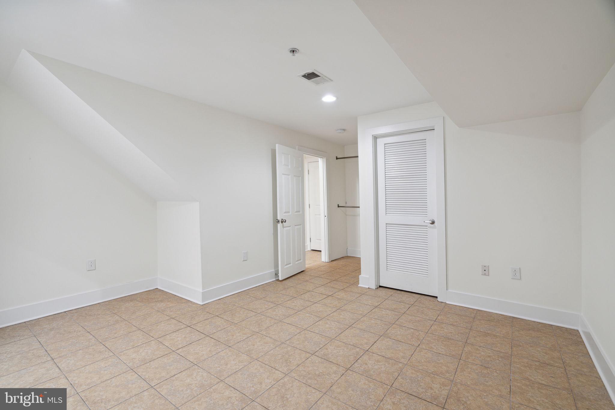 1110 LEOPARD STREET