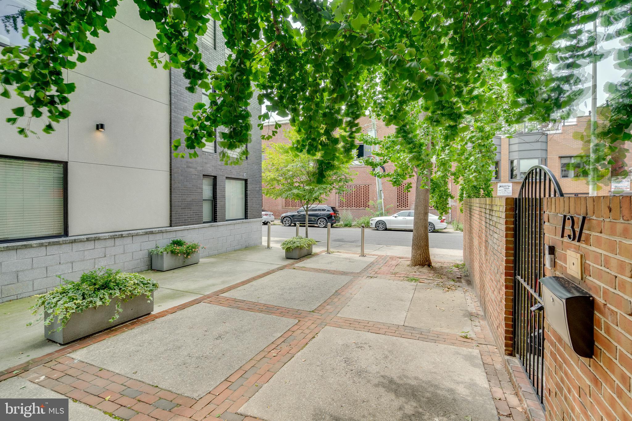 737 BRADFORD ALLEY