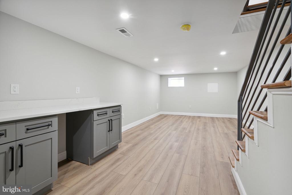 2421 OAKFORD STREET